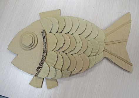 Craftboard Crafts Cardboard Relief, Cardboard Art Sculpture, Simple Photo Frame, Cardboard Animals, Classe D'art, Recycled Art Projects, Simple Flower Design, Paper Cutout Art, Cardboard Sculpture