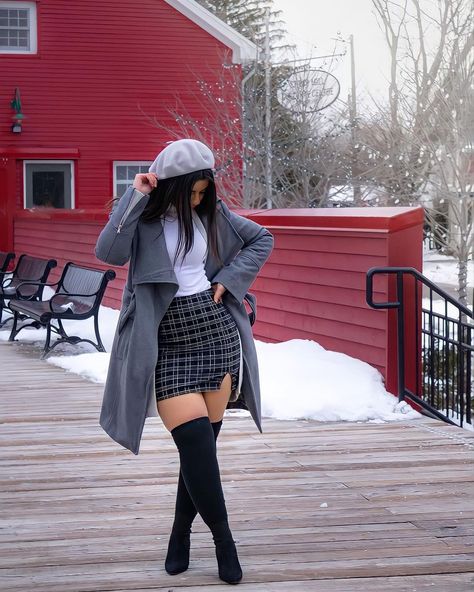 Short Skirt And Boots Outfit, Short Dresses With Boots, Short Skirt Outfits Winter, Skirt With Knee High Boots, White Skirt Winter, Knee High Boots White, High Boots White, High Boots Outfit Winter, Mini Skirt Outfit Winter