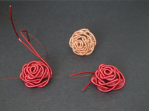 Wire Rose Tutorial, Wire Wrapped Rings Tutorial Free, Wire Rose Ring, Rose Sculpture, Wire Beading, Beaded Leaves, Wire Wrapped Rose, Wire Rose, Wire Jewerly