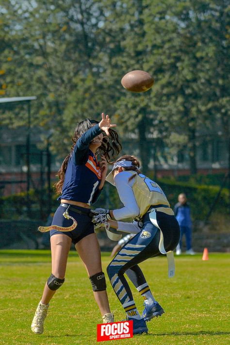 Flag Football Plays, Football Dream, Football Plays, Football Women, Tackle Football, Girls Football, Nfl Photos, Alex Morgan, Football Art