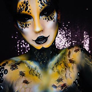 #halloweenmakeup #halloweenhoneybee Insect Makeup, Bumblebee Makeup, Spider Web Makeup, Simple Cat Makeup, Queen Bee Costume, Non Permanent Tattoo, Bee Makeup, Creative Halloween Makeup, Flower Makeup