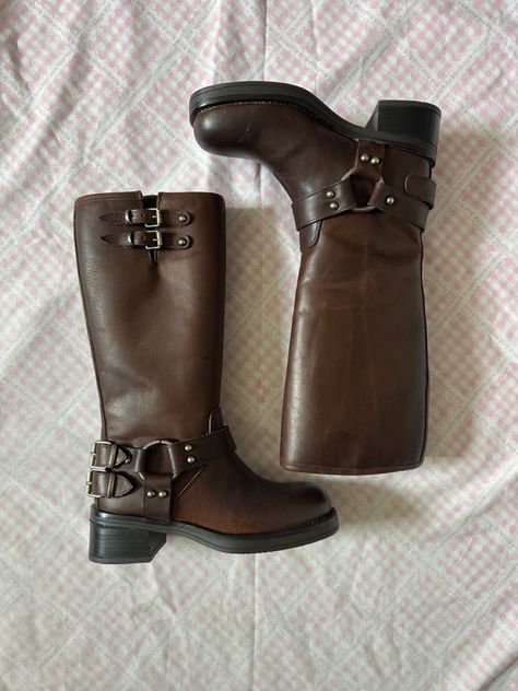 Steve madden frye boot dupes Steve Madden Boots Outfit, Girly Christmas Gifts, Deer Girl, 2024 Wishlist, Xmas 2024, Madden Boots, Steve Madden Boots, Frye Boots, Aesthetic Shoes