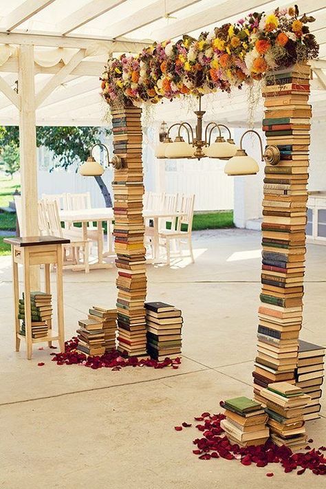 Academy Classroom, Book Lovers Wedding, Pintu Interior, Tiny Library, Book Themed Party, Book Themed Wedding, Nerdy Wedding, Kind Photo, Booth Decor