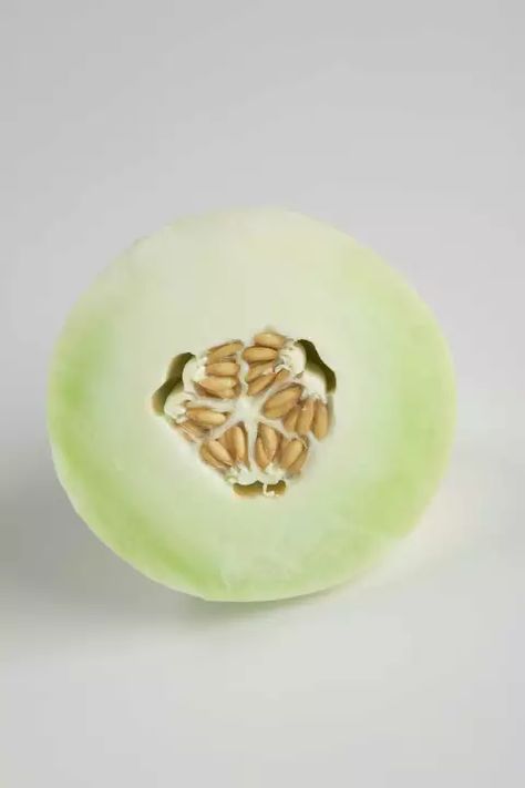 Knowing when a honeydew melon is ripe takes a little practice because ripeness isn't as... Winter Melon, Honeydew Melon, Harvest Time, Harvest Season, Honeydew, Juicer, Melon