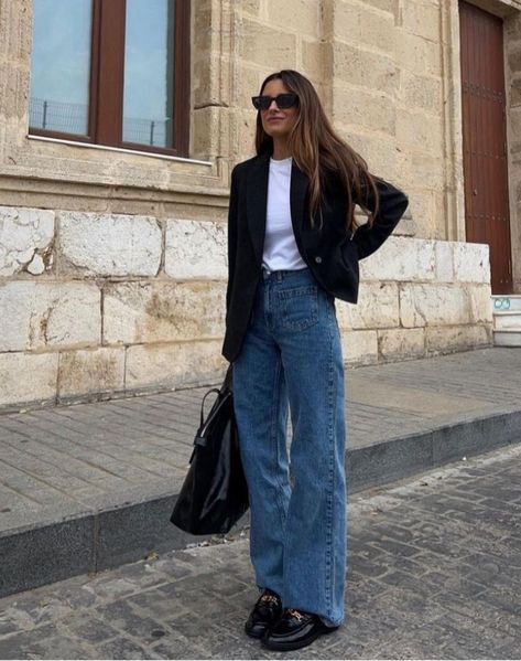 Dark Blue Jeans Work Outfit, Dark Denim Wide Leg Jeans Outfit, Full Length Jeans Outfit, Art Fair Outfit, Black Slacks Outfit Casual, Om Aesthetic, Flare Jeans Outfit, Straight Leg Jeans Outfits, Wide Leg Jeans Outfit