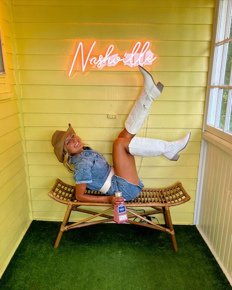 The Best Airbnb For Your Girls Trip To Nashville (Sleeps 10) – Styled by McKenz Nashville Weekend, Nashville Girls Trip Aesthetic, Nashville Airbnb, Nashville Picture Ideas, Pregame Drinks, Nashville Travel Guide, Calgary Stampede, Cute Living Room, Bright Decor