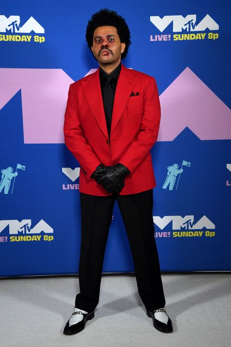 Tap to see more from #TheWeeknd's look on the MTV #VMAs #redcarpet. The Weeknd Grammy, The Weeknd Halloween Costume, Grammy Outfits, Black Outfit Men, Jaden Smith, Mtv Videos, Red Suit, Video Music Awards, Mtv Video Music Award