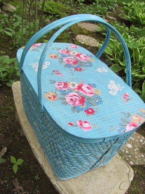 Picnic Basket Makeover, Basket Upcycle, Shabby Vintage Decor, Basket Makeover, Vintage Picnic Basket, Painted Baskets, Bicycle Basket, Vintage Picnic, Vintage Suitcases