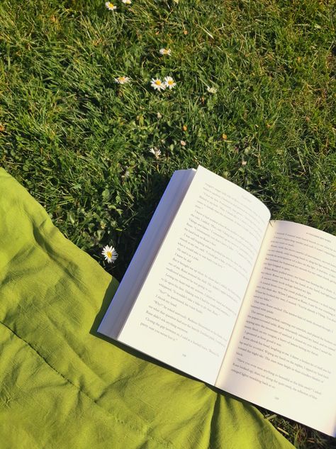 Reading book picnic outside flowers grass enjoying relax Book On Grass Aesthetic, Reading On Grass Aesthetic, Read Outside, Reading Book Outside, Mallory Aesthetic, Book Picnic, Reading Picnic, Grass Picnic, Outside Flowers