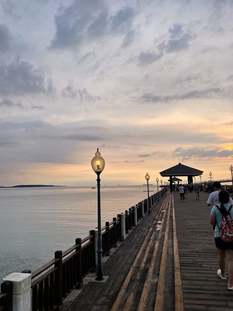 beach town East Coast Beach Town Aesthetic, Beach Towns In The Us, Small Town Beach Aesthetic, Small Coastal Town Aesthetic, Small Beach Town Aesthetic, Coastal Town Aesthetic, Suburban Legends, Wip Aesthetic, Beach Town Aesthetic