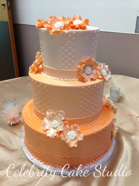 Orange ombre wedding cake with orange and white peonies. Orange Quince, Wedding Cake Orange, Orange Color Cake Birthday, Sweet 16 Simple, White And Orange Wedding Cake, Orange Color Cake, Orange Quinceanera, Yellow Orange Ombre Cake, White Cake Orange Flowers