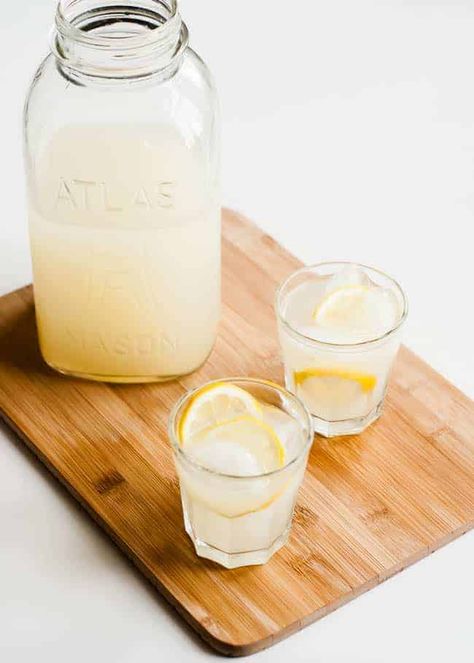 Probiotic Lacto-Fermented Lemonade Recipe Probiotic Lemonade, Probiotic Drinks, Fermentation Recipes, Fermented Drink, Probiotic Foods, Milk Shakes, Lemonade Recipes, Fermenting, Fermented Foods