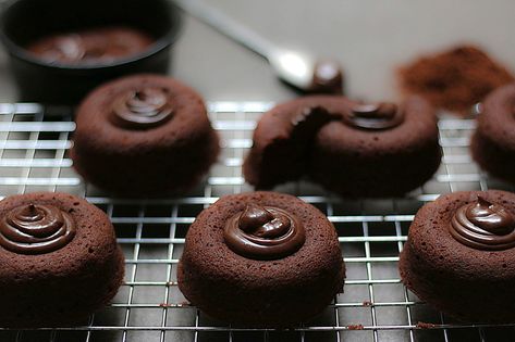 Round Chocolate Financiers - Paris chez Sharon Chocolate Financier, Financier Recipe, Japanese Chocolate, Almond Tart, French Cookies, Weekend Food, English Tea Party, French Patisserie, Chocolate Chip Cookies Recipe