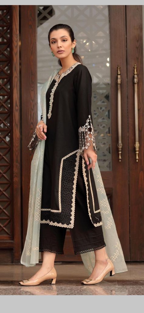 Casual Bridal Dress, Lace Suit, Shirt With Lace, Pakistani Fashion Casual, Salwar Kamiz, Linen Fashion, Kurta Designs Women, Embroidery Suits Design, Dress Indian Style