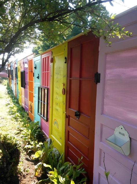 Shed Made Of Doors, Old Door Garden Ideas, Door Garden Ideas, Wall Of Doors, Refurbished Door, Easy Outdoor Projects, Diy Gate, Old Door Projects, Recycled Windows