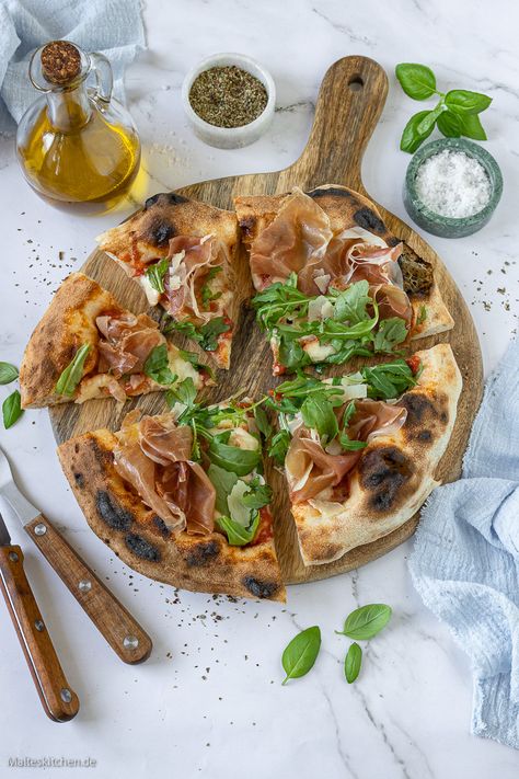 Pizza mit Parmaschinken, Rucola und Parmesan Neapolitanische Pizza, Pizza Rustica, Pizza Logo, Vegetable Pizza, Mozzarella, Parmesan, Pizza, Pasta, Pizzas