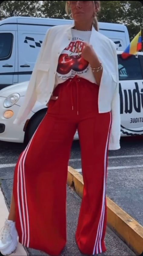 Adidas Red Track Pants Outfit, Red Addidas Outfits Women, Red Jogging Pants Outfit, Red Joggers Outfit For Women, Sweatpants Styles, Red Adidas Pants Outfit, Red Joggers Outfit, Outfit Pantalon Rojo, Adidas Outfits