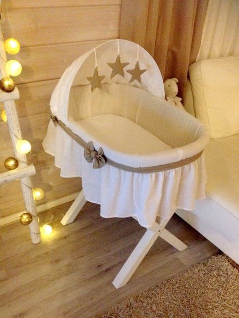 Diy Moses Basket, Baby Basinets, Cradles And Bassinets, Baby Room Rug, Crochet Sets, Baby Crib Diy, Baby Beds, Nursery Bassinet, Baby Doll Bed