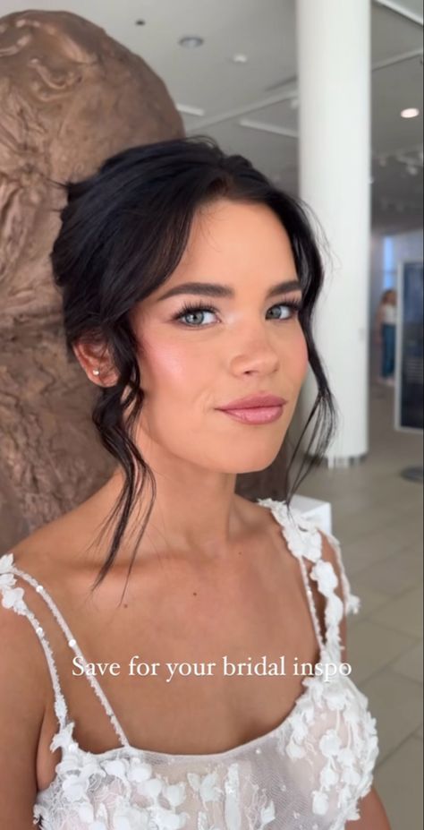 Natural Dewy Makeup Look Wedding, Bridal Makeup Simple Natural Looks, Super Natural Wedding Makeup, Bridal Makeup Minimal, Bridal Glowy Makeup, Bridal Makeup Blue Eyes Brown Hair, Bronzy Glowy Makeup Wedding, Bridal Makeup Looks Wedding Day, Bridal Makeup For Brown Eyes Brunettes