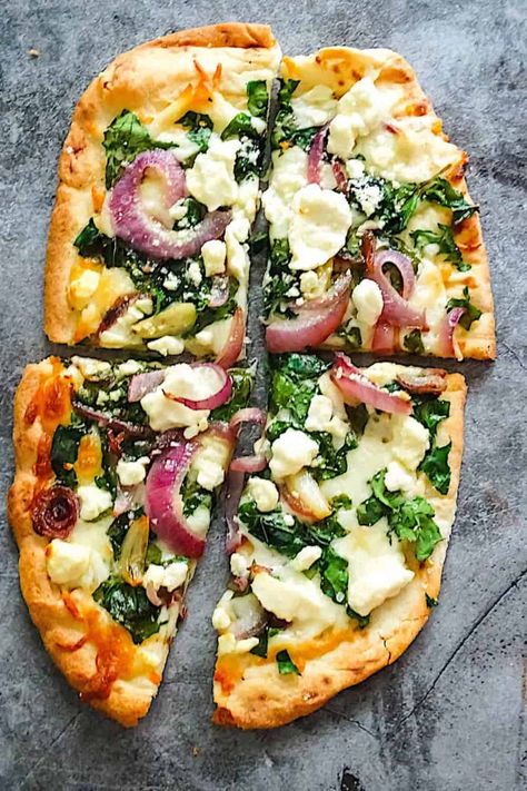 Feta Flatbread Pizza, Feta Flatbread, Feta Pizza, Mediterranean Recipes Healthy, Flatbread Pizza Recipes, Mediterranean Diet Recipes Dinners, Healthy Pizza Recipes, Naan Pizza, Easy Mediterranean Diet Recipes