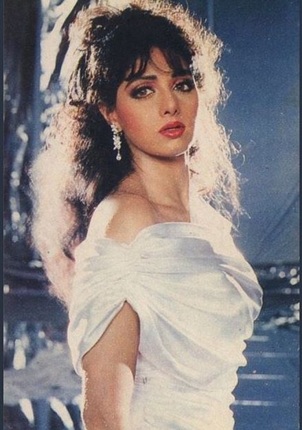 Sri Devi 90s, Sri Devi Actress, Actress Sridevi, Sridevi Kapoor, 90s Fashion For Women, Sri Devi, 90s Fashion Women, Bollywood Aesthetic, Retro Bollywood