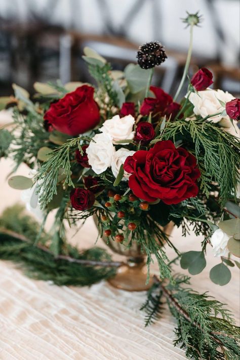 Beautiful red and whote roses with hold accents for a winter wedding theme Green Arrangements, Christmas Floral Arrangements Diy, Round Table Centerpieces, Wedding Magical, Wedding Flower Ideas, Holiday Tablescape, Beautiful Bridal Bouquet, Wedding Themes Winter, Holiday Arrangement