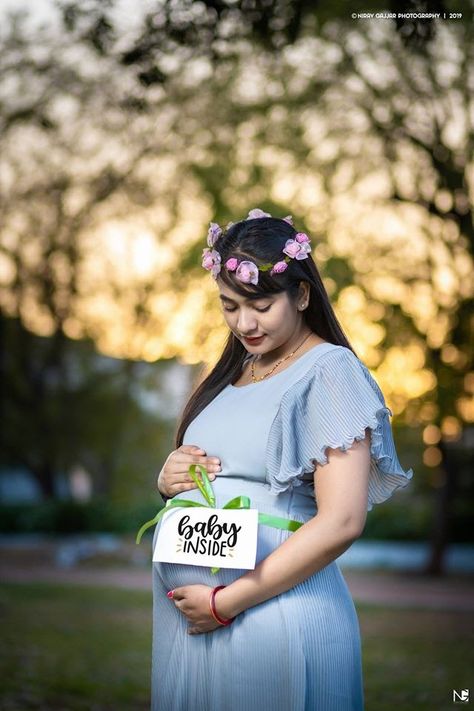 Baby Shower Poses Mom, Maternity Shoot In Saree, Baby Shower Poses, Indian Maternity Photos, Shower Poses, Maternity Shoot Dresses, Indian Maternity, Dresses For Photoshoot, Maternity Photography Poses Outdoors