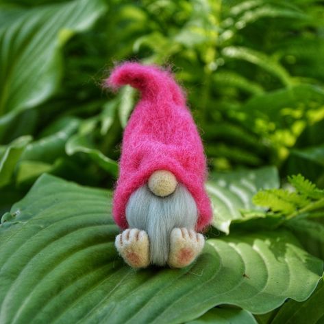 Waldorf gnomes Felt Gnomes, Gnomes Garden, Felt Gnome, Pink Gnome, Waldorf Crafts, Needle Felting Diy, Needle Felted Christmas, Garden Gnomes, Felt Christmas Tree