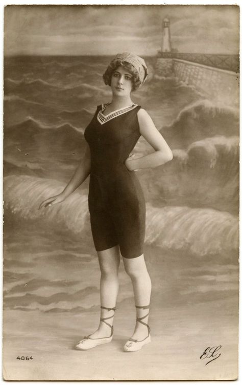 9 Old Fashioned Swimsuit Pictures! - The Graphics Fairy Bathing Costumes, The Graphics Fairy, Vintage Bathing Suits, Bathing Beauty, Vintage Swimsuit, Graphics Fairy, Vintage Swimwear, Sea Waves, Moda Vintage