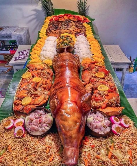 "Budol food" is common here in the Philippines and it's filipino culture. 🇵🇭 A boodle fight is a meal that dispenses with cutlery and dishes. food is served and spread on some banana leaves in a long table. Other than banana leaves, you must use your 🤲 - Glow Community Filipino Food Party, Bbq Foods, Siargao Philippines, Habakkuk 2, Art App, Philippines Food, Filipino Style, Filipino Culture, Catering Ideas