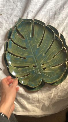 Flat Pottery Ideas, Monstera Ceramic, Ceramic Slab Ideas, Clay Handbuilding Ideas, Leaf Ceramics, Hand Pottery Ideas, Clay Bowl Ideas, Nature Ceramics, Slab Pottery Ideas