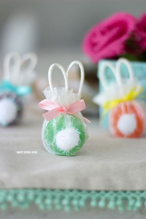 Bunny Lollipops made with safety pops. The handles are the ears! Adorable bunny butt lollipops. And easy DIY Easter gift idea. Service Ideas, Diy Easter Gifts, Bunny Party, Easter Goodies, Easter Projects, Easter Craft, Easter Crafts Diy, Easter Time, Hoppy Easter