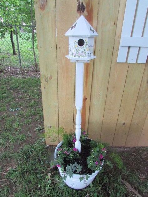 Birdhouse Planter, Spindle Crafts, Bird Houses Ideas, House Planter, Bird House Feeder, Bird House Kits, Bird Aviary, Birdhouse Designs, Small Woodworking Projects