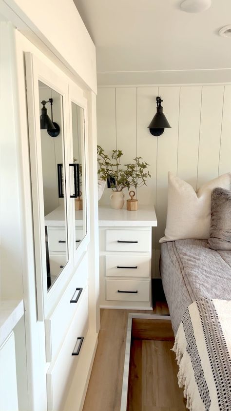 Trailer House Bedroom Ideas, Diy Camper Makeover, Rv Bedroom Remodel, Rv Exterior Paint, Rv Interior Design, Rv Interior Remodel, Camper Reno, Camper Interior Design, Rv Bedroom