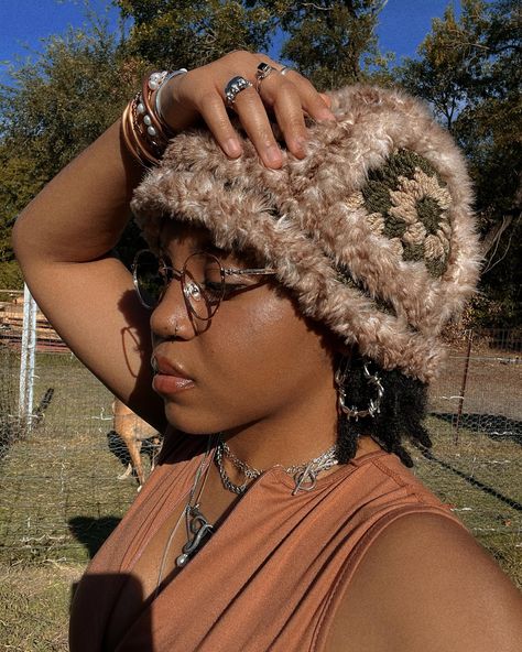 Tutorial for my Fur Granny Square Hat is now available 🤎 It’s a floral / flower granny square. It’s very warm and cozy so it’s perfect for Autumn & Winter. Def one of my favorite hats right not 🙂‍↕️ YouTube : Antisocial Club #crochet #crochettutorial #crochetpattern #grannysquarehat #crochetfashion #crochethat #crochetideas #crochetersofinstagram Crochet Beanie Granny Square, Granny Square Beanie Pattern, Crochet Granny Square Beanie, Granny Square Cat Beanie, Crochet Winter Accessories, Granny Square Projects Ideas, Granny Square Hats, Crochet Beanie Ideas, Granny Square Crochet Hat