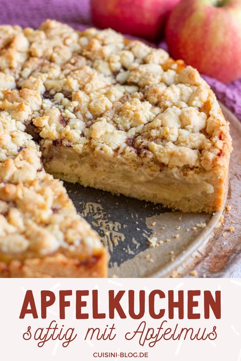 Mein Apfelmuskuchen mit Streusel ist absolut genial. Denn er ist schnell zubereitet und wird traumhaft saftig dank Apfelmus. Du liebst Streusel und Äpfel? Na dann. Ab in die Küche und ran an den Backofen. 3 Ingredient Desserts, Easy Dessert Recipes Quick, Easter Desserts Recipes, Naked Cakes, Cooked Apples, Easter Dessert, Food Cakes, Healthy Dessert Recipes, Marzipan