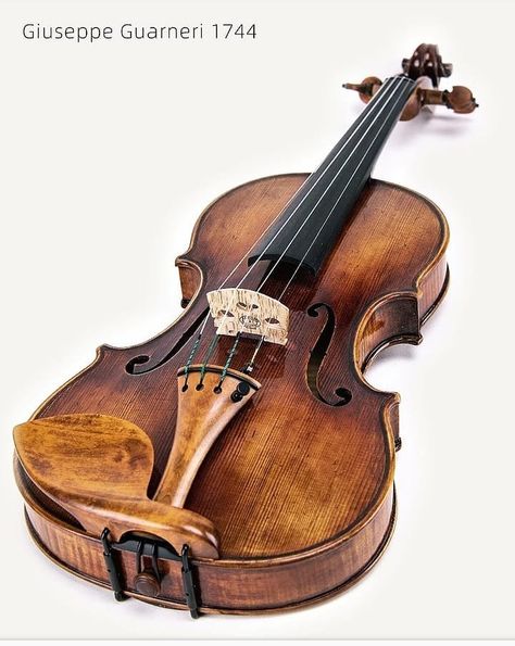 Violin Pics, Vintage Guitars Acoustic, Old Violin, Violin Photography, Cherub Tattoo, Violin Art, Electric Violin, School Wall Art, Music Painting