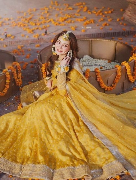 Mehndi Outfit For Groom Sister, Hania Amir Wedding Dresses, Hania Amir Bridal Look, Haldi Ceremony Outfit For Sister Indian, Mehandi Dresses For Brides, Shadi Outfits, Simple Mehndi Dresses, Haldi Outfit For Bride, Haldi Photoshoot