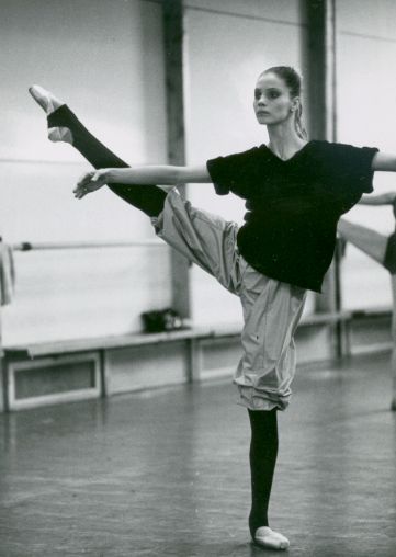 Suzanne Farrell in class. Suzanne Farrell, Svetlana Zakharova, Dance Magazine, Anna Pavlova, Vintage Ballet, George Balanchine, Ballet Beauty, Class Outfit, Ballet Inspiration