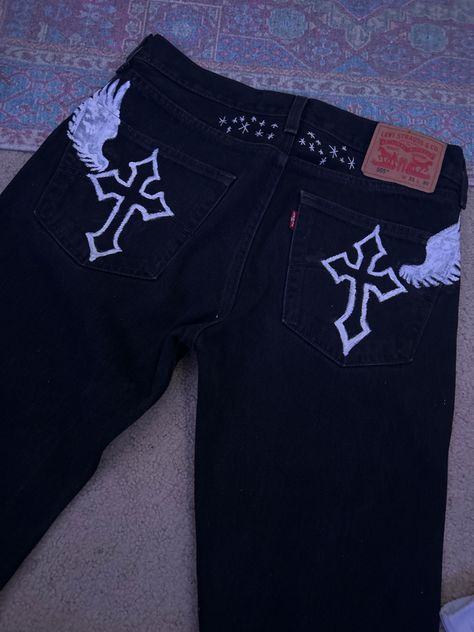 Cargo Pants Painting, Spray Paint Designs On Clothes, Bleached Pants Ideas, Things To Draw On Jeans, Bleach Jeans Design, Bleach Painting Jeans, Painting On Pants Ideas, Drawing On Jeans, Jeans With Designs