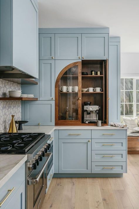 Big Kitchen Design, Classic English Kitchen, Easy Home Organization, Latest Kitchen Trends, Cabinet Trends, Devol Kitchens, Blue Kitchen Cabinets, Kitchen Island Table, English Kitchens