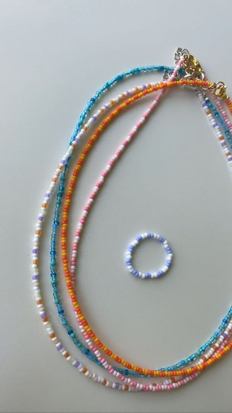 Self Made Jewelry Beads, Small Beaded Jewelry, Neackles Beads Ideas, Small Bead Necklace Ideas, Beaded Necklaces Ideas, Beads Necklace Ideas, Beaded Bracelets Simple, Small Bead Bracelets Ideas, Summer Beaded Bracelets