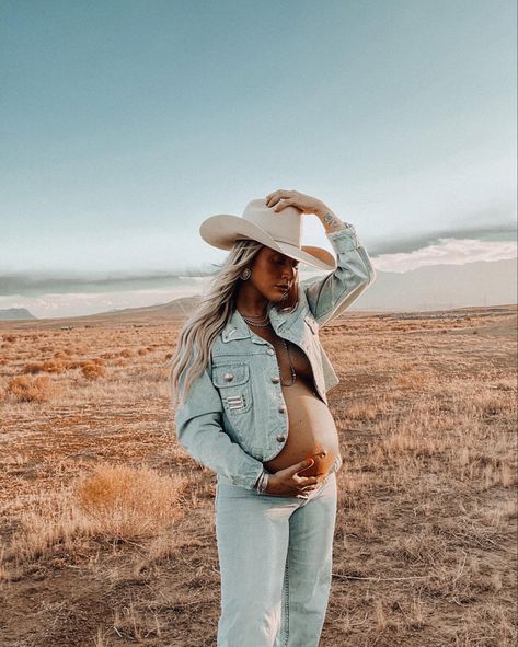 Western Maternity Family Photos, Pregnant Western Fashion, Western Maternity Outfits Casual, Western Outfits Pregnant Women, 2024 Maternity Shoot, Denim On Denim Maternity Photos, Western Theme Maternity Photos, Western Maternity Dress, Cowgirl Pregnancy Outfits