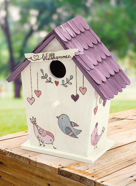 Pink Bird House Ideas, Decoupage Bird Houses, Decorated Birdhouses, Painted Bird Houses Ideas, Bird House Painting Ideas, Diy Birdhouse, Hand Painted Birdhouses, Homemade Bird Houses, Small Garden Landscape