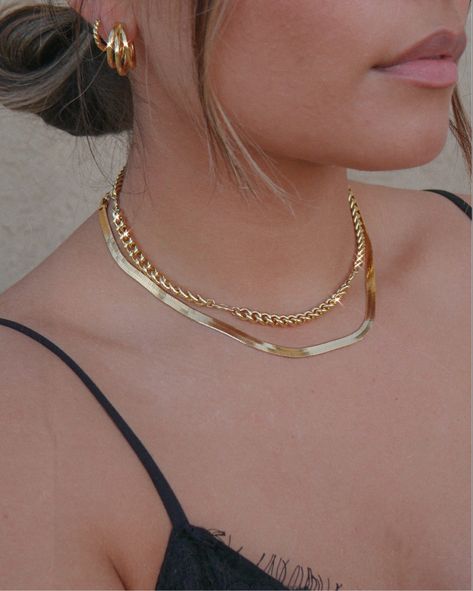 Modern Chains Gold, Woman Chains Necklace, Chain Women Gold, Trendy Gold Necklaces, Gold Accessories Outfit, Trendy Gold Necklace, Trendy Gold Jewelry, Necklace Trends, Gold Chain Women