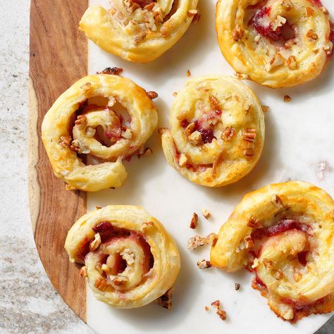 Pecan Pinwheels Recipe, Pecan Pinwheels, Raclette Originale, Galette Des Rois Recipe, Thanksgiving Appetizers Easy, Cranberry Brie, Fall Appetizers, Pinwheel Recipes, Baked Brie