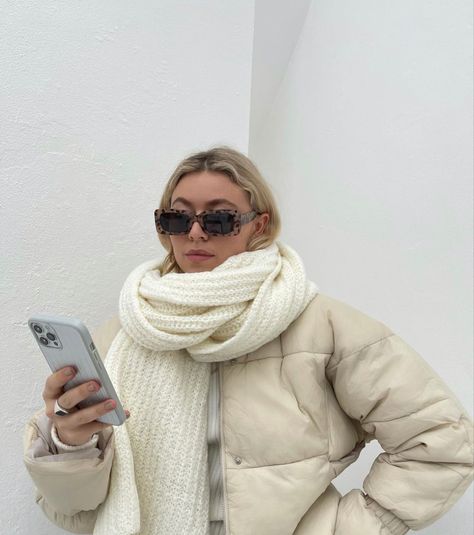 Winter Jackets Women Cold Weather, White Scarf Outfit, Knit Scarf Outfit, Outfits With Scarves, Scarf Outfit Winter, Neutral Scarf, Scarf Aesthetic, Winter Sunglasses, Cold Fashion