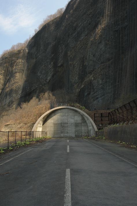 Tunnel Post Apocalypse, Brutalism, Abandoned Places, Urban Decay, Country Roads, Natural Landmarks, Japan, Road, Architecture