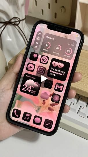 108K views · 12K reactions | this iOS 18 feature is so cool!🤩  iOS 18 is finally available and this has got to be one of my fave features: you can now change your homescreen & apps' color within seconds and the widgets from @md_widgets work so well with this feature too. look at how pretty it turned out!🥹🤍  what do you guys think of this feature? are you also planning to update to iOS 18?  #mdwidgets #ios18 #apple #homescreensetup #iphone #wallpaper #widgets | jehn ₍ᐢ..ᐢ₎♡ Aesthetic Iphone Setup, Iphone Set Up Ideas Homescreen, Whats On My Iphone, Life Help, Got To Be, So Cool, New Iphone, You Changed, Iphone Wallpaper