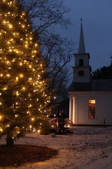 1800s Christmas, Model Train Display, Sturbridge Village, Movie Crafts, Village Christmas, Living History Museum, Colonial Christmas, Candle Glow, Fresh Christmas Trees